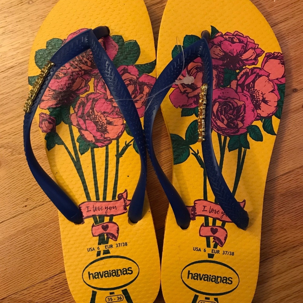 New yellow floral Havaiana flipflops, ladies 6 US